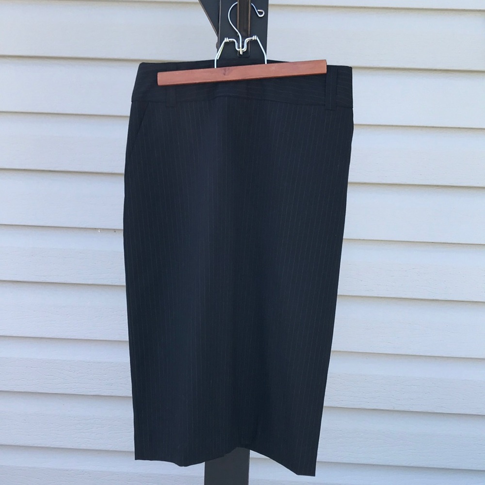 Banana Republic pin black stripped pencil skirt Size 4. Wool spandex blend